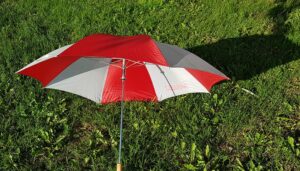 Bild på ett rött och vitt paraply
