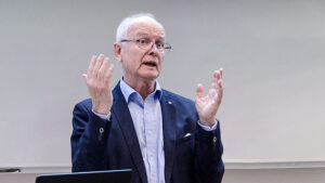 Bild på Bengt Olsen, ordförande i Hjärnkoll Uppsala län, informerar om föreningens verksamhet. Foto: Tua Lilja