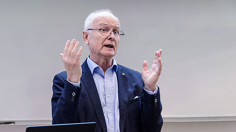 Bild på Bengt Olsen, ordförande i Hjärnkoll Uppsala län, informerar om föreningens verksamhet. Foto: Tua Lilja