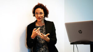 Anna Sarkadi i bild talar inför en intresserad publik på Drogfokus.