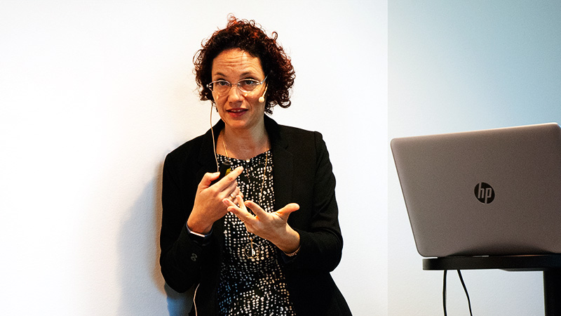 Anna Sarkadi i bild talar inför en intresserad publik på Drogfokus.