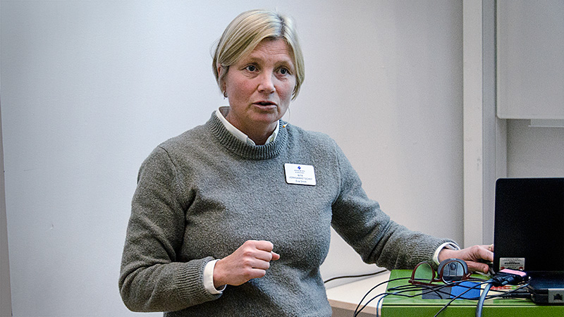 Bild på Eva Smith vid föreläsning. Foto Tua Lilja