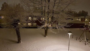 Foto på snön mellan hyreshusen. Foto: Petra Rohrer