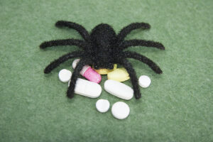 Spindel som kryper över mediciner