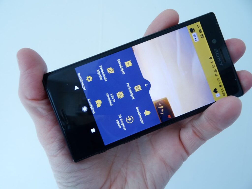 Bilden visar UL:s app där det går att beställa fri 24-timmarsresa genom att knappa in en värdekod på appen och sedan beställa en resa dit där du är kallad för vård. Fungerar inom UL:s trafikområde.