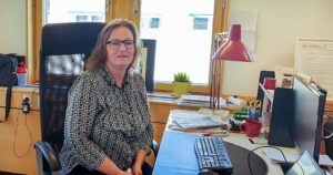 Projektledare för Forum för brukarinflytande Anna-Maria Lundberg sitter vid sitt skrivbord Foto: Foto: Petra Rohrer