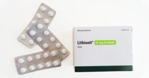 Här syns läkemedel i tablettform innehållande litium. Dessa är på väg att ta slut i lager. Leverantören utlovar en större leverans nu på fredag den 12 juli.