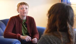 Karolina Carlén (till vänster) i samtal med en av sina klienter på Kvinnobyrån i Uppsala som arbetar med unga kvinnor som utsatts för våld