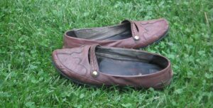 Ensamma skor i gräs. Foto: Ann Qvarnström