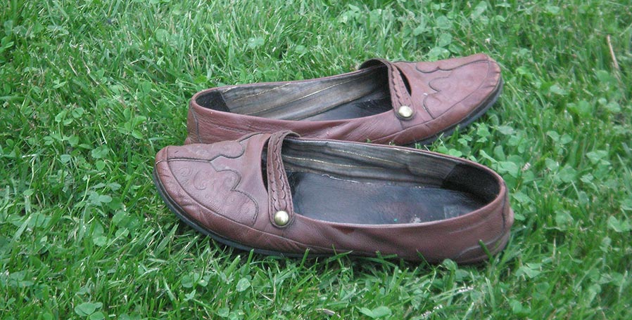 Ensamma skor i gräs. Foto: Ann Qvarnström