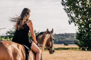 Kvinna till häst på landsbygden. Foto: Sofie Zbořilová, Pixabay