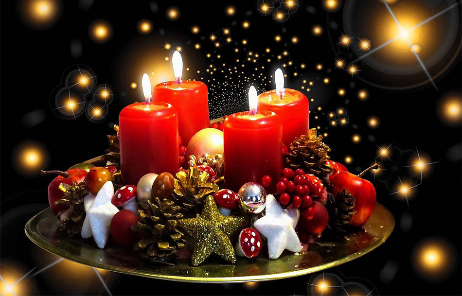 Fyra tända röda blockljus. Foto: Gerhard G. från Pixabay