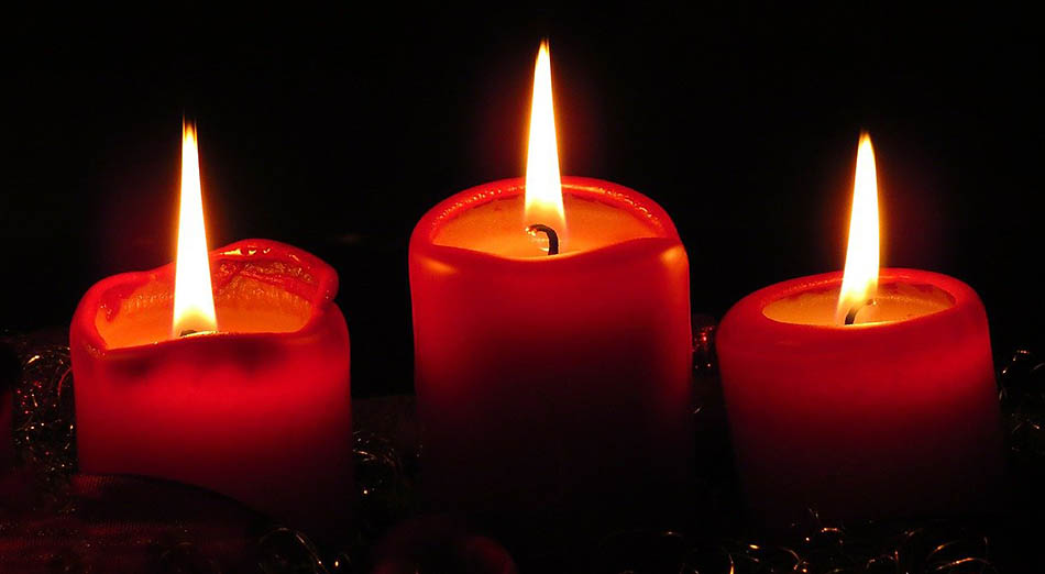 Tre tända röda blockljus på tredje advent. Foto: Hans Braxmeier från Pixabay
