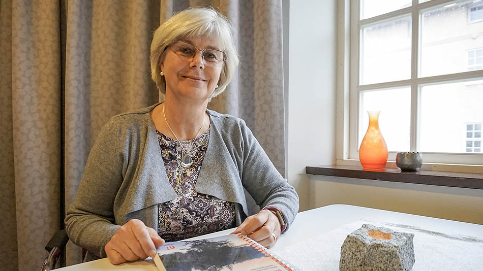 Bild på Marina Sjöberg vid sitt skrivbord. Foto: Kerstin Weman Thornell.