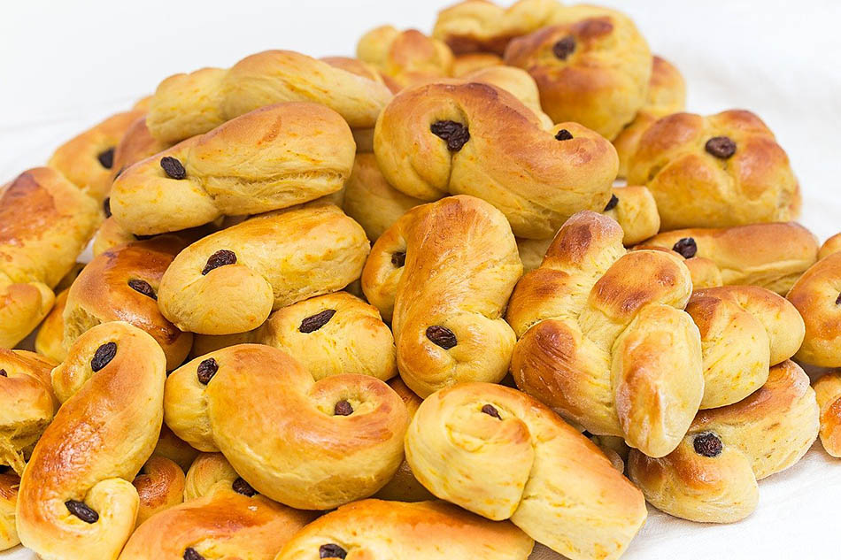 Fullt med gula saffransbullar. Foto: Malin af Kleen, Pixabay