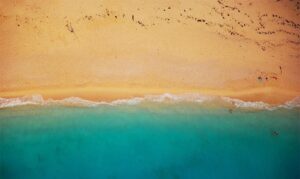 Målning som föreställer vatten och strand. Bild: Foundry Co, Piaxabay