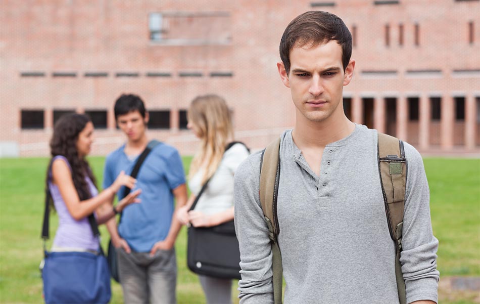 Skolgård med skolungdomar. Pressbild: Stockholms universitet.