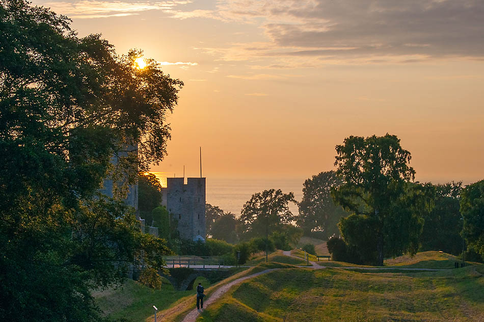 Solnedgång i Almedalen. Visby. Foto: Region Gotland