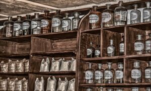 Gammaldags apotek. Fullt med medicinflaskorFoto: Pixabay