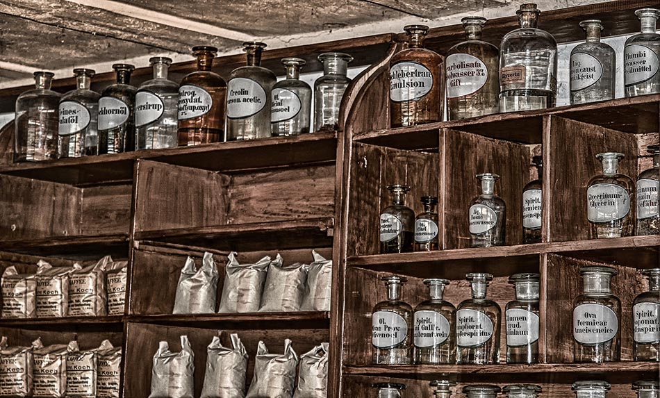 Gammaldags apotek. Fullt med medicinflaskorFoto: Pixabay