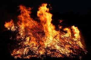 Eld vid valborg. Foto: Monica Atterberg