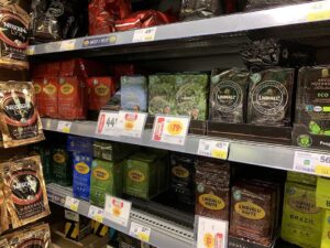 Olika sorters kaffepaket i en butik, december 2021. Foto: Monica Atterberg