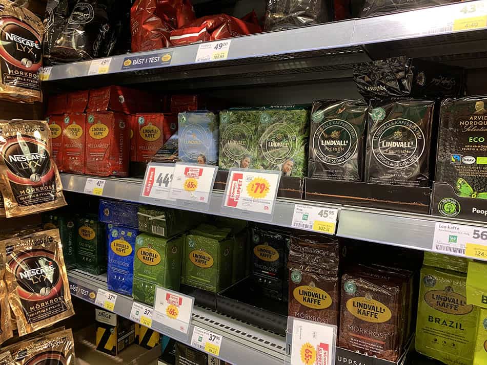 Olika sorters kaffepaket i en butik, december 2021. Foto: Monica Atterberg