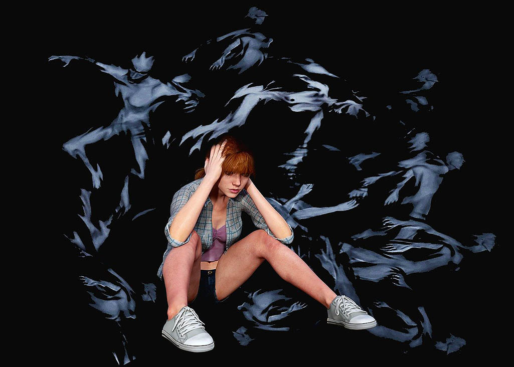 Ung kvinna som sitter mot svart bakgrund och omringad av diverse spökgestalter. Foto: Wolfgang Eckert från Pixabay.