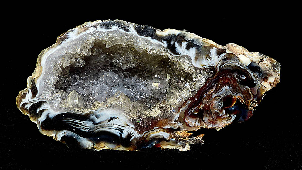 En litet oval stenartad formation som ser ut att innehålla massor olika metaller. Foto: Jakob Strauß