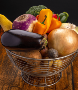 Skål med frukter i olika färger. Foto: Skyler Ewing från Pexels.