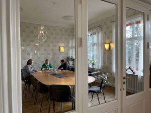 Personer som har möte ses genom ett fönster