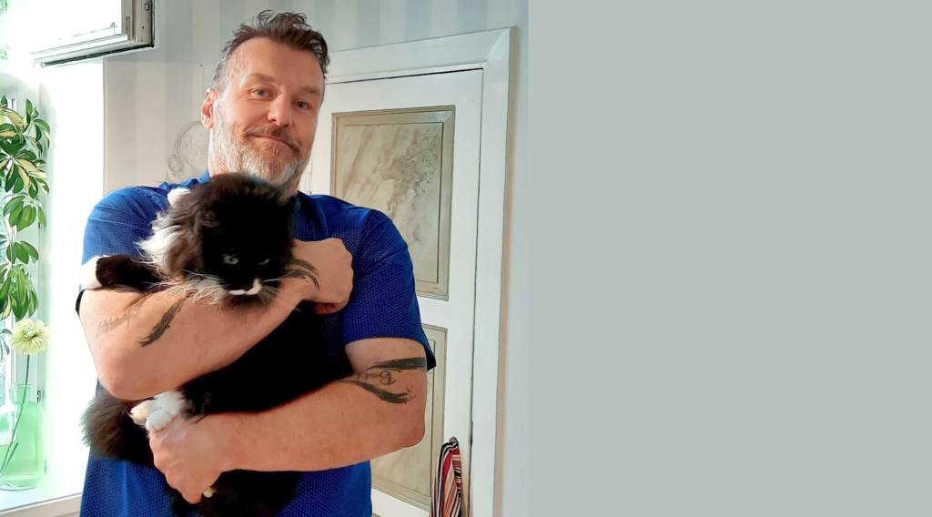 Per håller i svart katt