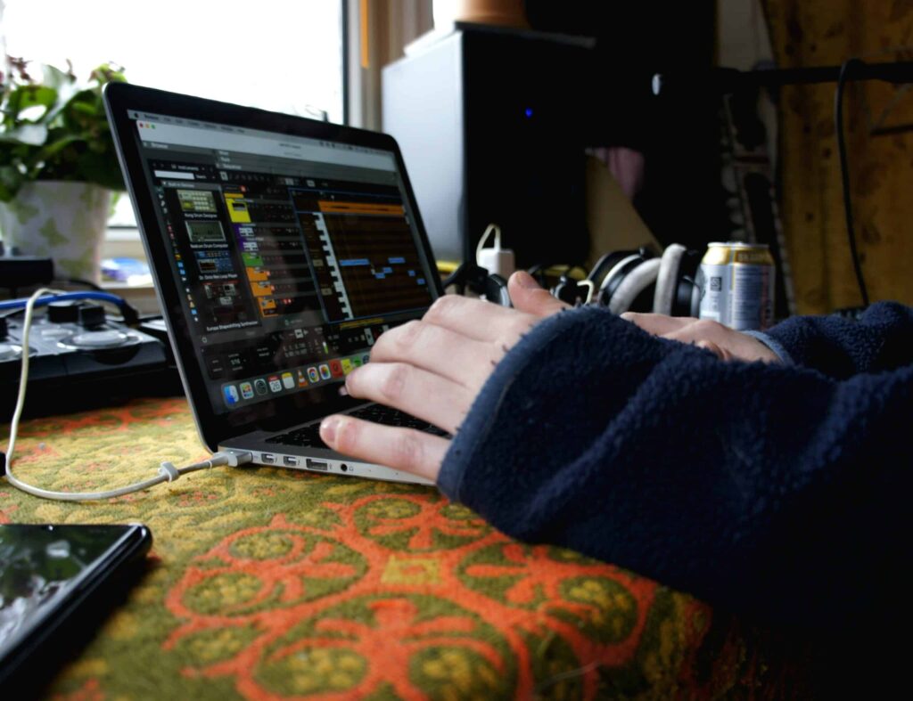 Händer som programmerar midi på dator.