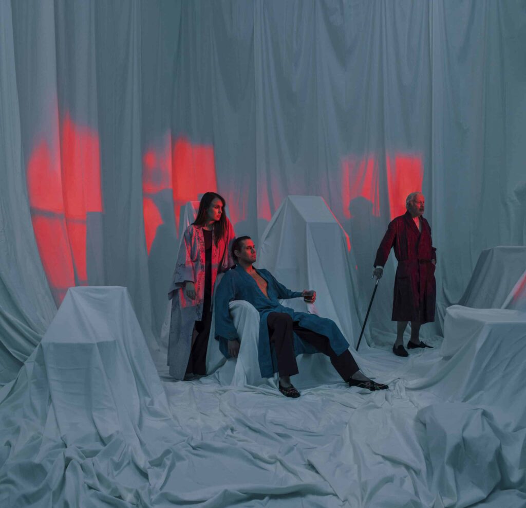 Pressbild från Dramatens scen, tre skådespelare