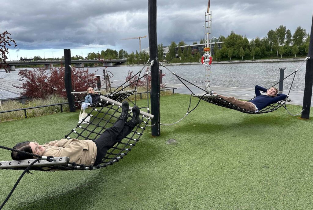 Vox Vigors redaktion i hängmattor i Skellefteå.