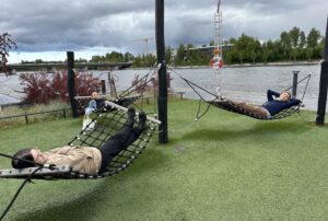 Vox Vigors redaktion i hängmattor i Skellefteå.