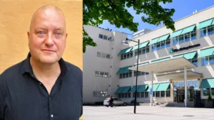 Porträttbild av Åke Nilsson i Svart mörkgrå skjorta mot försäkringskassans fasad med gröna markiser.