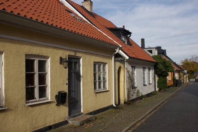 Bild på gul huslänga