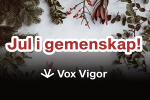 Jul i gemenskap skrivet på vitt bord med juldekorationer