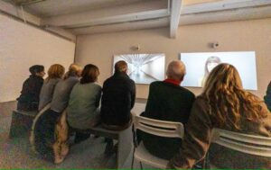 Personer tittar på Anna Odells videoverk. Foto: Charlotta Mattsson.