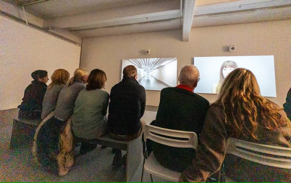 Personer tittar på Anna Odells videoverk. Foto: Charlotta Mattsson.