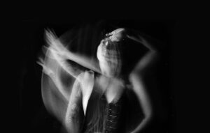 Svartvit bild på suddig människa, gestaltar stress