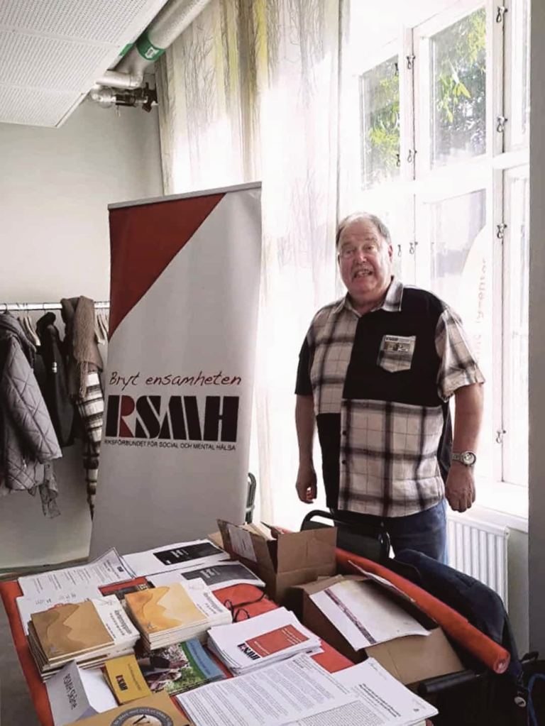 Stefan Wallerek vid bord med RSMH-broschyrer