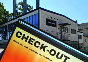 Byggnaden Hyper Island och skylt "check-out"