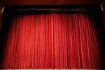 röd stängd teaterridå