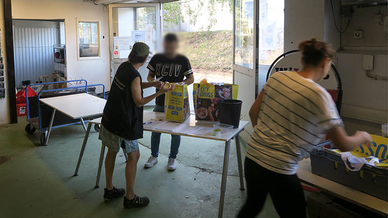 Här lämnas matkassar ut