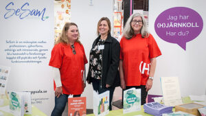 Bild av Yvonne Kallträsk, Veronica Malm och Mari-Anne Bonin från Hjärnkoll och ideella nätverket Sesam vid bokbordet de gemensamt satte upp under internationella Världsmentalhälsodagen.