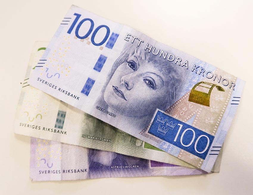 Svenska sedlar. 100-kronorssedel överst.