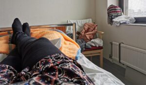 Deprimerad kvinna ligger i en säng. Foto Johanna Eriksson