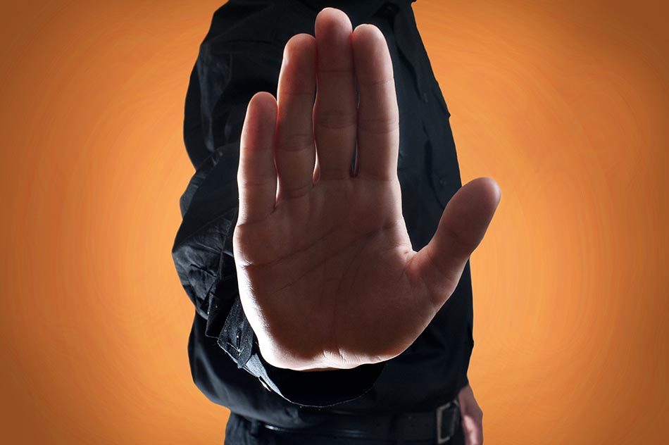 Hand som gör stopptecken för transpersoner. Foto: Pressbild: Uppsala universitet